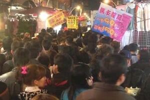 逛街買龍鬚糖一盒50三盒100，旁邊大媽主動說要合買三盒，沒想到大媽居然這樣算錢？