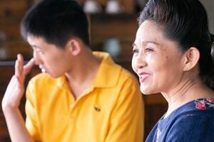 62歲美人媽媽獨自照顧自閉症兒子31年，我怕我走了他沒人照顧