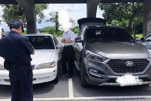 吞了火車的三寶？邊倒車還邊開車門，刮到旁人車，還不爽的怪苦主：搞這樣都沒心情旅遊了