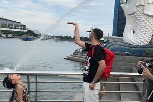 魚尾獅是知名景點遊客眾多，但是照片希望P掉遊客，卻惹來許多趣味驚喜