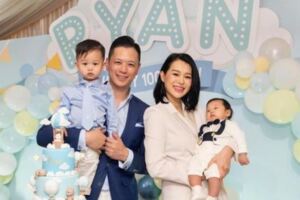 胡杏兒為2歲兒子舉辦生日趴，奕霆在爸爸懷裡拍手