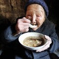 這位90歲老奶奶生了17個小孩全夭折，直到有天她的故事在網路上傳開…生命才起了變化