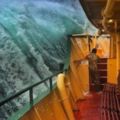勇敢船員站在甲板上拍下震撼的「強浪拍打船隻瞬間照」，看了照片真心覺得船員不好當啊！