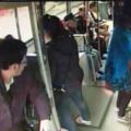 「公車濺血」洗腎男手噴血司機、乘客熱心救援