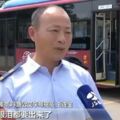 公車司機一路挨罵一路忍，誰知女孩一個動作讓他淚都要出來了