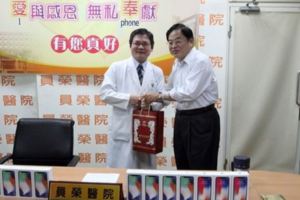 iPhoneX首賣日醫院院長為慶祝醫師節，「豪砸164萬」買42支送醫師！