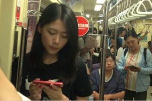 網友在捷運上發現氣質Nike正妹希望大家找到本人，沒想到卻有知情人士指出「她的身分一點都不普通啊」！