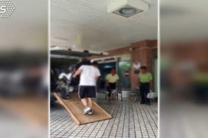 太可怕了！養護中心巴士拿木板當輪椅斜板