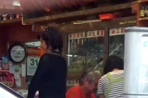 66歲洪金寶攜小13歲老婆逛菜市場，全程動作敏捷不需要坐輪椅