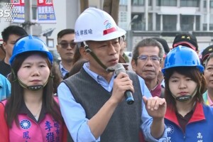 韓國瑜大陣仗視察路平　見龜裂爛路直呼不像話