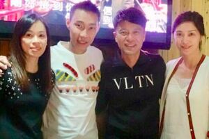 李克勤與李宗偉聚餐，患癌後的球王身材消瘦，妻子出鏡美麗大方