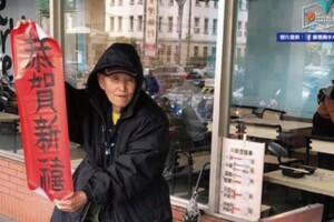 頂著寒風叫賣！竹北97歲榮民爺爺「凍僵手寫春聯」字跡超端正　網噴淚揪團買  