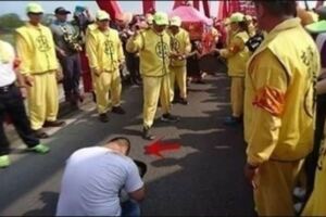 慈父抱著早產兒迎接「媽祖」，下一秒「白沙屯媽祖」現神跡，讓每個人都感動哭了