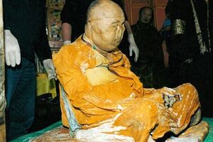 喇嘛過世前交代弟子「50年後再把他挖出來」，弟子照做之後…卻在棺木內看到令他們詫異的景象！