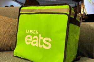 保障外送員 Uber Eats研擬商業保險