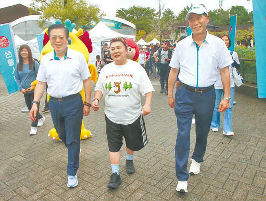 台灣人壽攜手臺北市立動物園5日舉辦「祖孫三代」健走活動，鼓勵全民用健走達成健康和生態永續，台灣人壽董事長許舒博（前左）、公益大使藝人林美秀以及台灣人壽總經理莊中慶和大家一起健走。（趙雙傑攝）