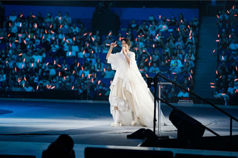 劉若英上海《飛行日》演唱會換上「波光粼粼新裝」與巨型飛天鯨魚遨遊海底樂園。（相信音樂提供）