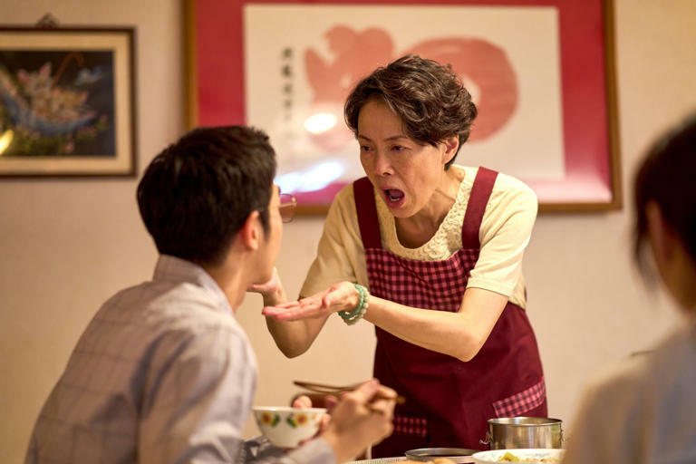 劉以豪飾媽寶老公「上演母子餵食秀」。（圖／Netflix提供）