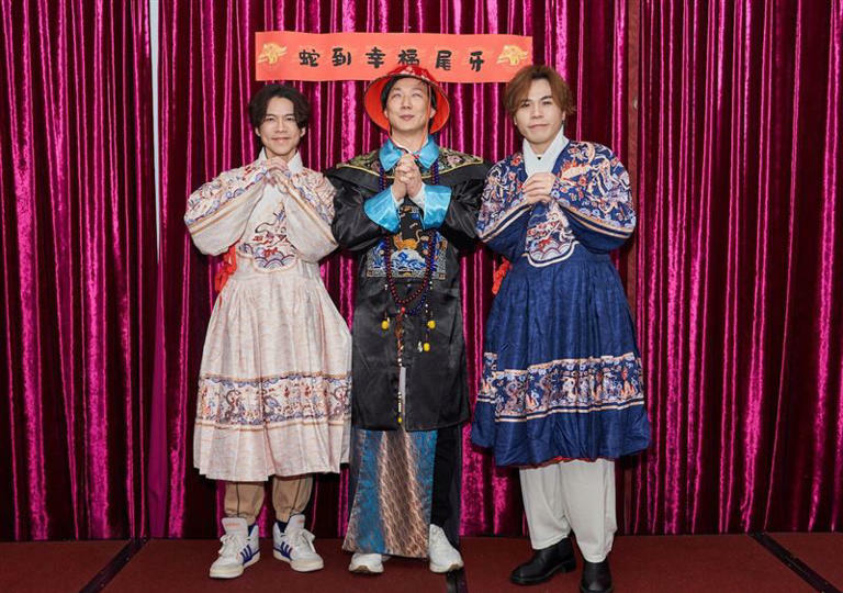 蕭煌奇(中)特地指定尾牙主題為「宮廷風」,剛好搭上《後宮甄嬛傳》熱潮。(圖/華納音樂提供) 蕭煌奇(中)特地指定尾牙主題為「宮廷風」,剛好搭上《後宮甄嬛傳》熱潮。(圖/華納音樂提供)
