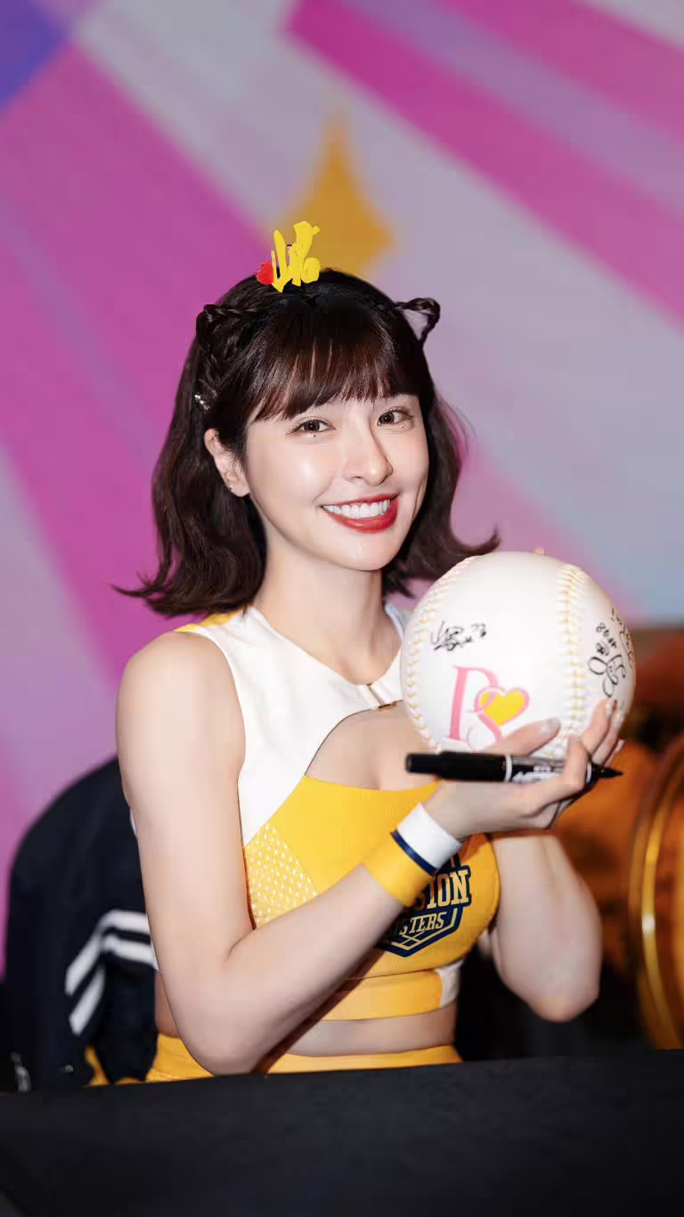峮峮簽名經驗老道。(圖/Passion Sisters提供) 峮峮簽名經驗老道。(圖/Passion Sisters提供)