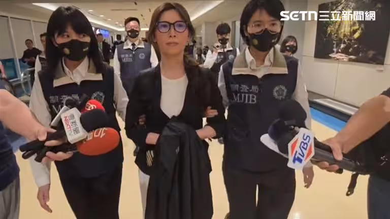 「貴婦奈奈」身穿一席白洋裝、外搭西裝外套、黑框眼鏡，面對媒體詢問不發一語。（圖／翻攝畫面）