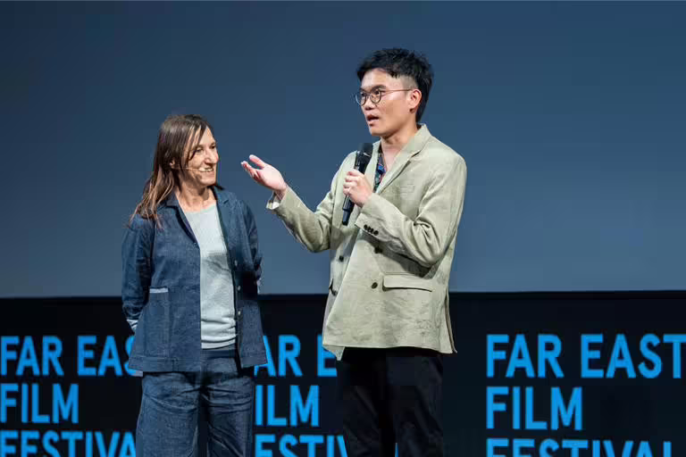 影展主席Sabrina Baracetti(左)邀請導演潘客印上台分享。(Alice Durigatto提供) 影展主席Sabrina Baracetti(左)邀請導演潘客印上台分享。(Alice Durigatto提供)