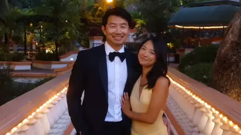 ▲《尚氣》主演劉思慕(左)昨(12)日宣布求婚成功,而他未婚妻Allison Hsu(右)的背景也不容小覷,曾獲得《富比世》雜誌評選「30位30歲以下傑出人士」殊榮外,女神卡卡、怪奇比莉等知名歌手的數位行銷都是她負責。(圖/翻攝自劉思慕IG) ▲《尚氣》主演劉思慕(左)昨(12)日宣布求婚成功,而他未婚妻Allison Hsu(右)的背景也不容小覷,曾獲得《富比世》雜誌評選「30位30歲以下傑出人士」殊榮外,女神卡卡、怪奇比莉等知名歌手的數位行銷都是她負責。(圖/翻攝自劉思慕IG)