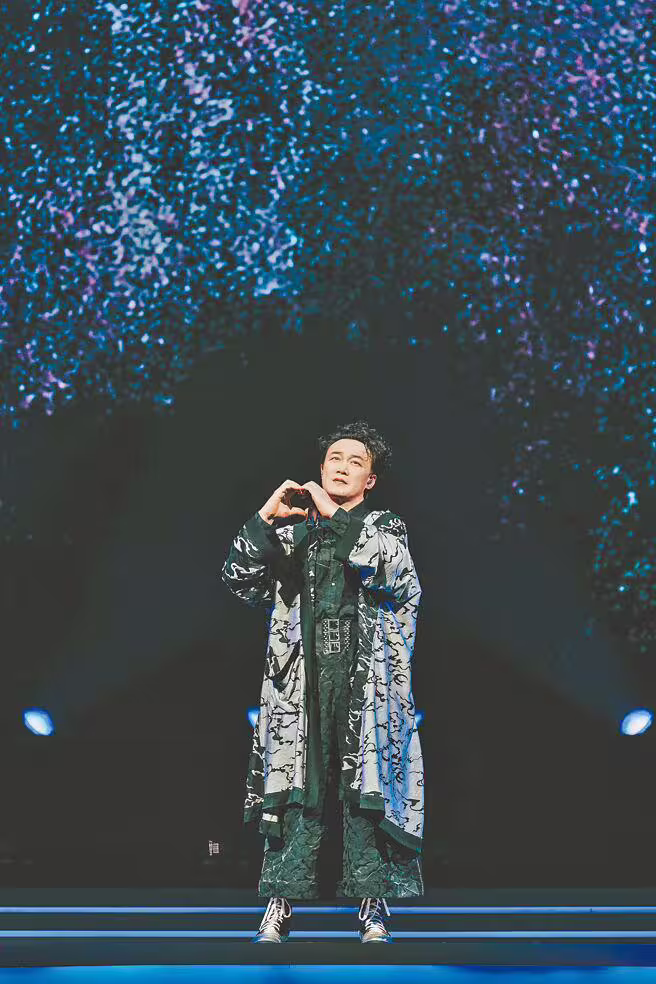 陳奕迅確診新冠肺炎,15日緊急宣布本周3場高雄巨蛋演唱會延期。(資料照片) 陳奕迅確診新冠肺炎,15日緊急宣布本周3場高雄巨蛋演唱會延期。(資料照片)