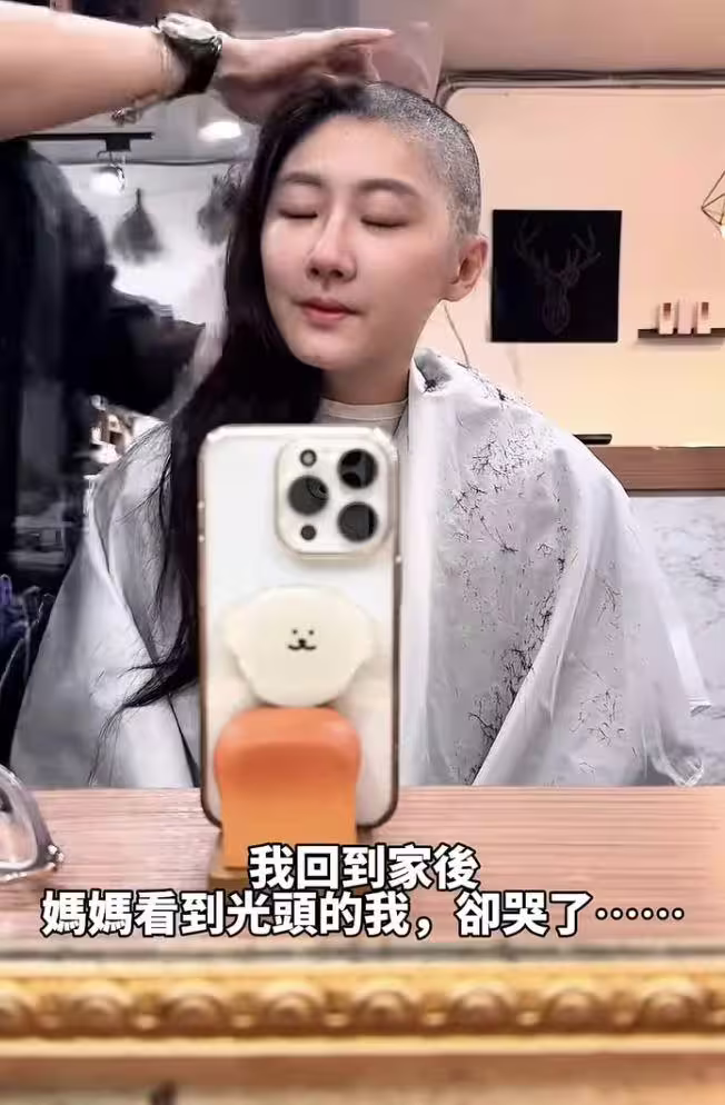 國光女神林茉晶因罹患癌症半年化療六次,副作用掉髮後直接理光頭。(圖/翻攝自林茉晶IG) 國光女神林茉晶因罹患癌症半年化療六次,副作用掉髮後直接理光頭。(圖/翻攝自林茉晶IG)