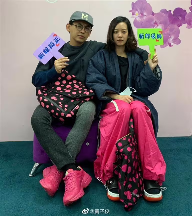 黃子佼孟耿如結婚登記時拍下的甜蜜身影。(圖/翻攝自臉書) 黃子佼孟耿如結婚登記時拍下的甜蜜身影。(圖/翻攝自臉書)
