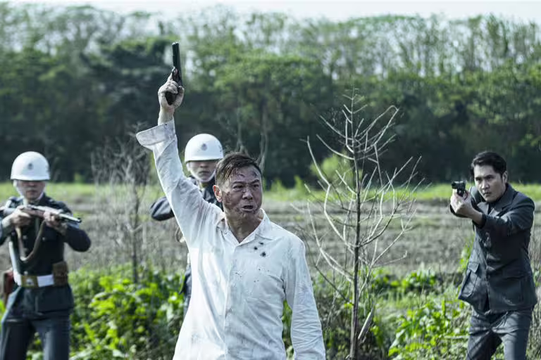 張世在電影《搜查瑠公圳》中,展現一演入魂的神演技。(伯樂影業提供) 張世在電影《搜查瑠公圳》中,展現一演入魂的神演技。(伯樂影業提供)