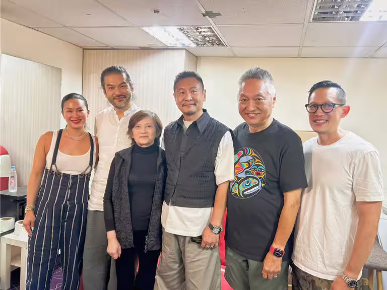 張世(右三)在《搜查瑠公圳》映後與飾演角色「趙志昇」原形人物柳哲生一家相見歡。(伯樂影業提供) 張世(右三)在《搜查瑠公圳》映後與飾演角色「趙志昇」原形人物柳哲生一家相見歡。(伯樂影業提供)