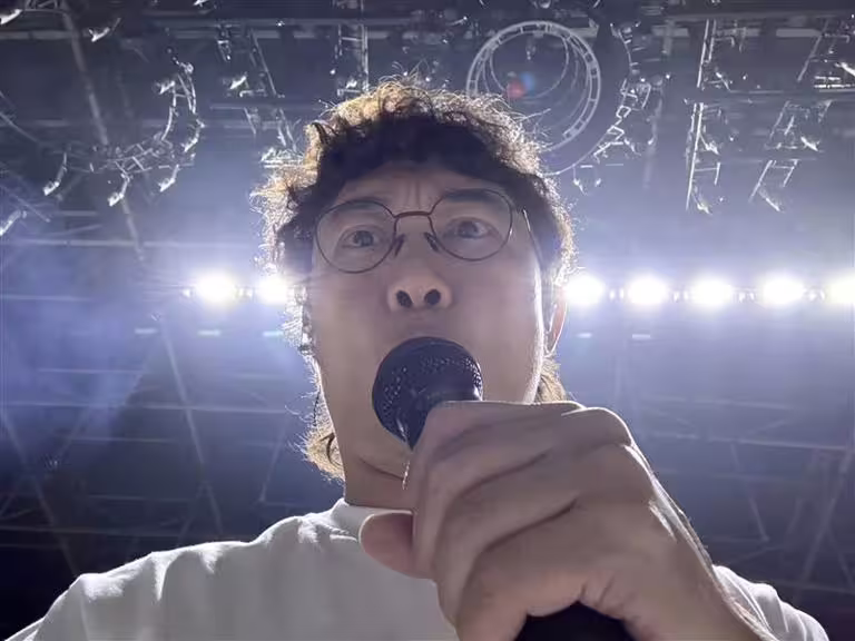 陳奕迅對鏡頭做出古靈精怪的表情,模樣相當俏皮。(圖/翻攝自陳奕迅 Eason Chan臉書) 陳奕迅對鏡頭做出古靈精怪的表情,模樣相當俏皮。(圖/翻攝自陳奕迅 Eason Chan臉書)