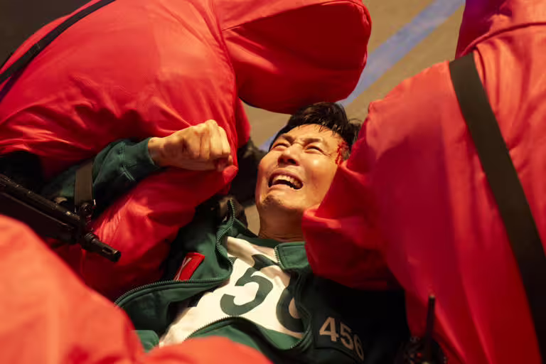 李政宰被強行拖走。(Netflix提供) 李政宰被強行拖走。(Netflix提供)