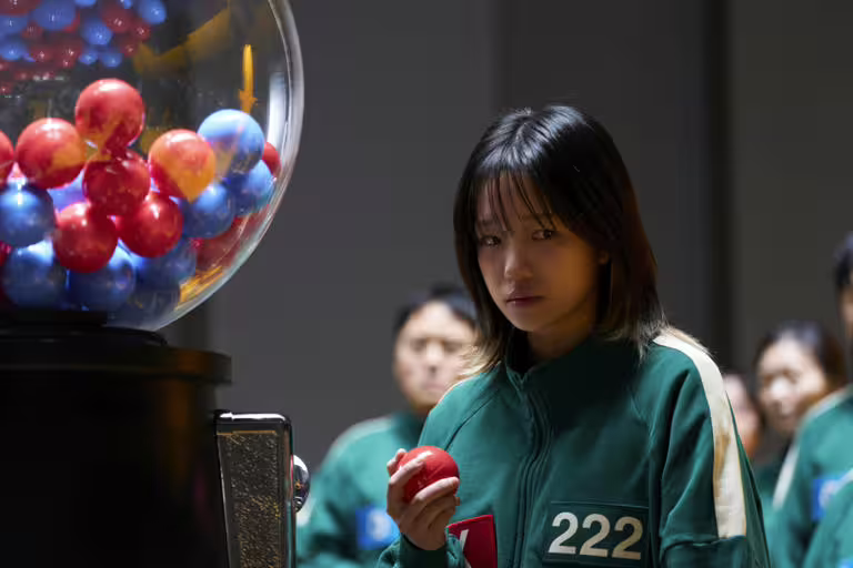 《魷魚遊戲3》出現大型扭蛋機。(Netflix提供) 《魷魚遊戲3》出現大型扭蛋機。(Netflix提供)