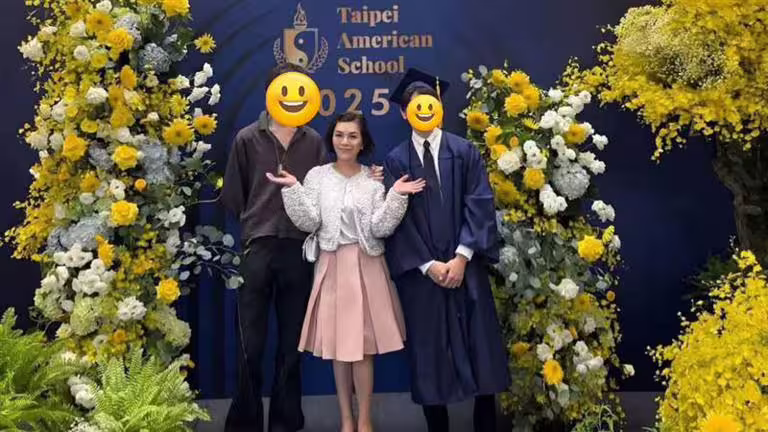 張清芳與兩個兒子同框。(圖/翻攝自張清芳臉書) 張清芳與兩個兒子同框。(圖/翻攝自張清芳臉書)