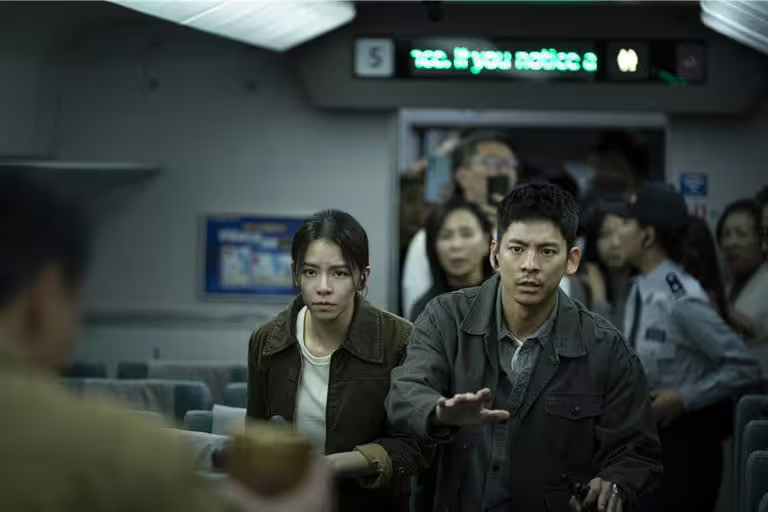 林柏宏（右）與宋芸樺在《96分鐘》中飾演新婚夫妻檔，在危急關頭時並肩作戰。（華影國際提供）