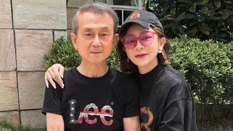 王彩樺端午節曬出和爸爸的合照,網友震驚看不出王爸爸已經88歲 王彩樺端午節曬出和爸爸的合照,網友震驚看不出王爸爸已經88歲