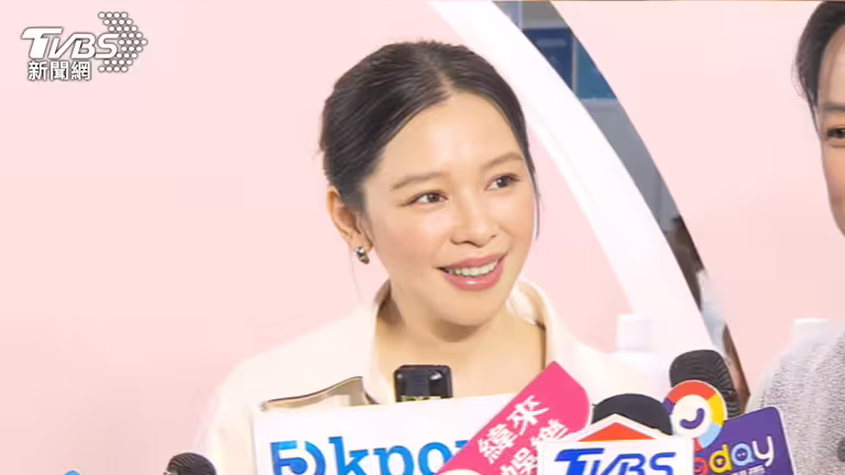 得知理想混蛋新歌與自己的歌曲撞名,徐若瑄笑說雙方可以合作看看。(圖/TVBS) 得知理想混蛋新歌與自己的歌曲撞名,徐若瑄笑說雙方可以合作看看。(圖/TVBS)