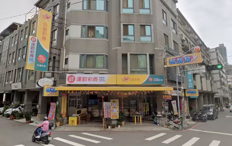 台中市西區民生路511號1樓「期期發彩券行」。   圖：翻攝自Google Ma