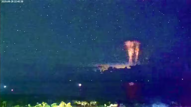 東部海岸風景區管理處即時影像系統捕捉到天文奇景「紅色精靈」。(東管處提供/蕭嘉蕙台東傳真) 東部海岸風景區管理處即時影像系統捕捉到天文奇景「紅色精靈」。(東管處提供/蕭嘉蕙台東傳真)