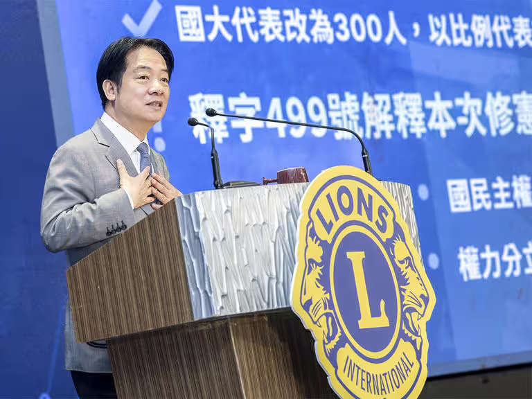 不斷出現的爭議內容,讓總統賴清德為大罷免祭出的「起手式」團結台灣十講,似乎從一舉擊倒敵人的祕密武器、突然淪為提油救火的連續翻車現場。(圖:賴清德臉書) 不斷出現的爭議內容,讓總統賴清德為大罷免祭出的「起手式」團結台灣十講,似乎從一舉擊倒敵人的祕密武器、突然淪為提油救火的連續翻車現場。(圖:賴清德臉書)