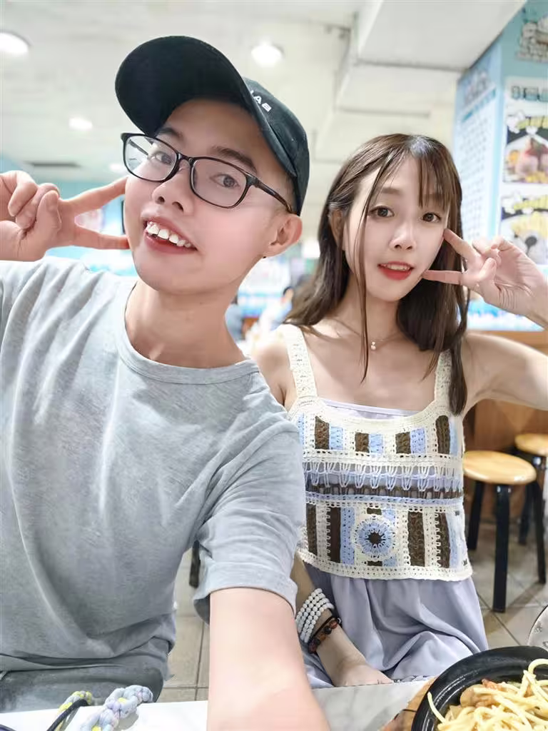 鄧佳華交往模特兒女友簡簡2個月,女方遭許多網友中傷,鄧佳華怒反擊:「麻煩照照鏡子,看清楚你自己有多可笑」。(圖/翻攝自鄧佳華臉書) 鄧佳華交往模特兒女友簡簡2個月,女方遭許多網友中傷,鄧佳華怒反擊:「麻煩照照鏡子,看清楚你自己有多可笑」。(圖/翻攝自鄧佳華臉書)