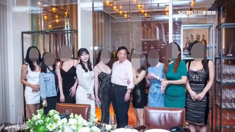 仙塔律師被公開出入飯局的合照 仙塔律師被公開出入飯局的合照