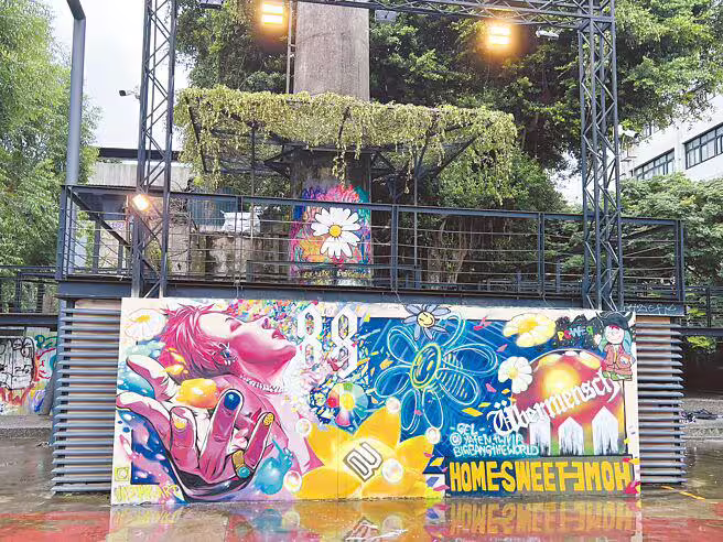 西門町電影主題公園旁有片GD塗鴉牆供歌迷拍照打卡。(孫伊萱攝) 西門町電影主題公園旁有片GD塗鴉牆供歌迷拍照打卡。(孫伊萱攝)