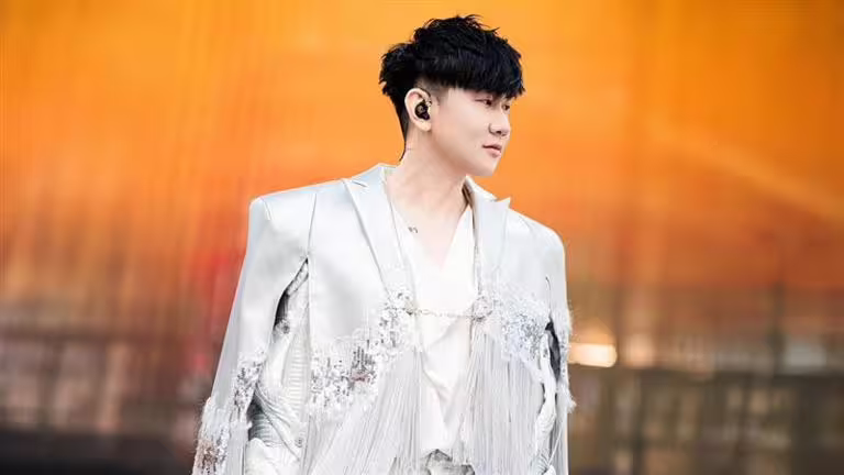 林俊傑巡迴演唱會特別請來嘉賓王心凌。(圖/翻攝自林俊傑臉書) 林俊傑巡迴演唱會特別請來嘉賓王心凌。(圖/翻攝自林俊傑臉書)