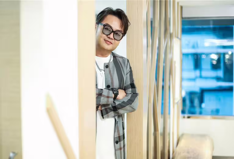 蘇震洋發行首張EP《不晚》,正式出道成為歌壇新人。(陳俊吉攝) 蘇震洋發行首張EP《不晚》,正式出道成為歌壇新人。(陳俊吉攝)
