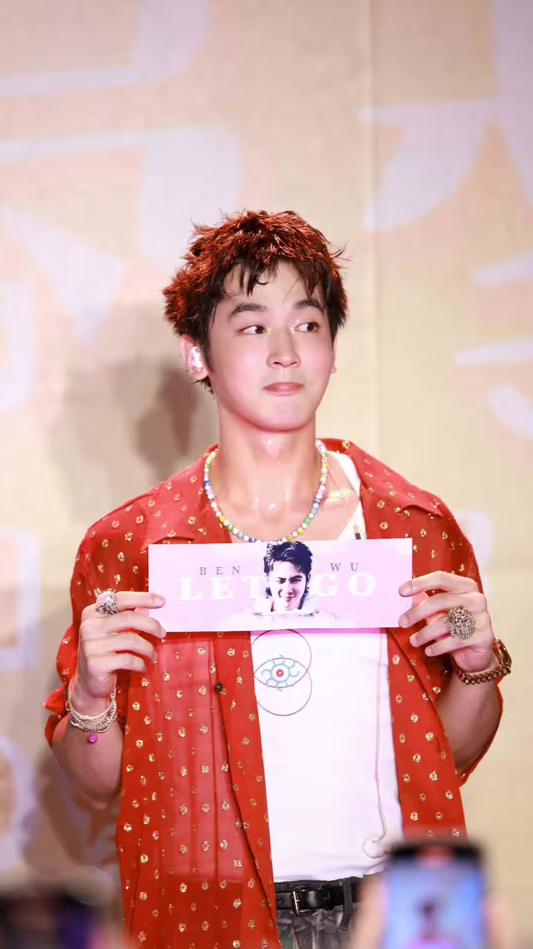 小樂簽名簽到半夜。(圖/藝和創藝提供) 小樂簽名簽到半夜。(圖/藝和創藝提供)