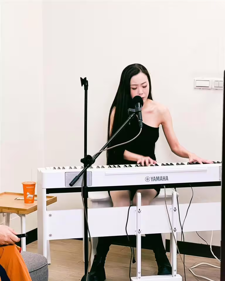 林冠吟憑藉〈毀滅愛情〉爆紅。(圖/翻攝自林冠吟臉書) 林冠吟憑藉〈毀滅愛情〉爆紅。(圖/翻攝自林冠吟臉書)