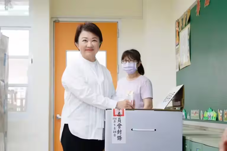 ▲台中市長盧秀燕上午到健行國小完成投票。(圖/台中市政府提供,2025.07.26) ▲台中市長盧秀燕上午到健行國小完成投票。(圖/台中市政府提供,2025.07.26)